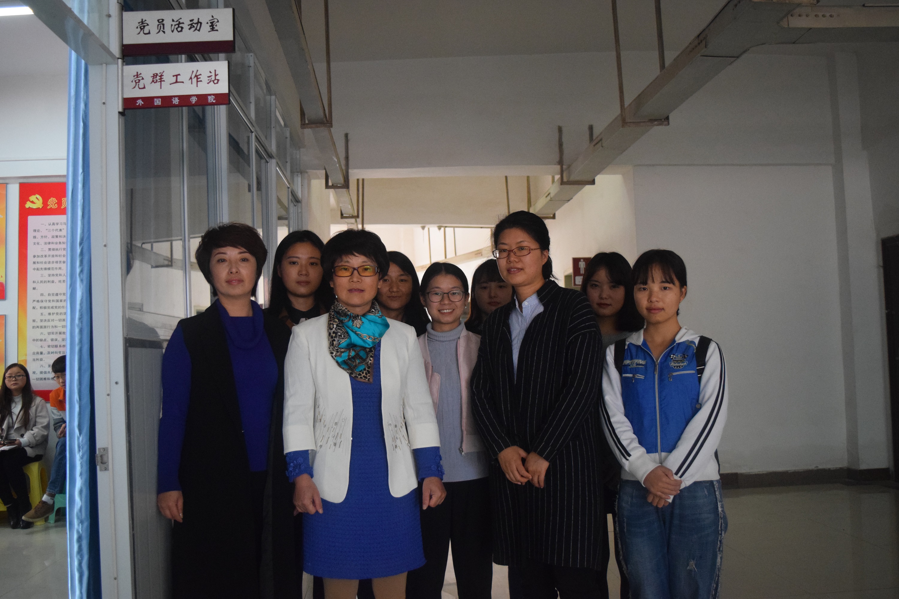 校党委副书记令狐彩桃出席外国语学院党群工作站揭牌仪式
